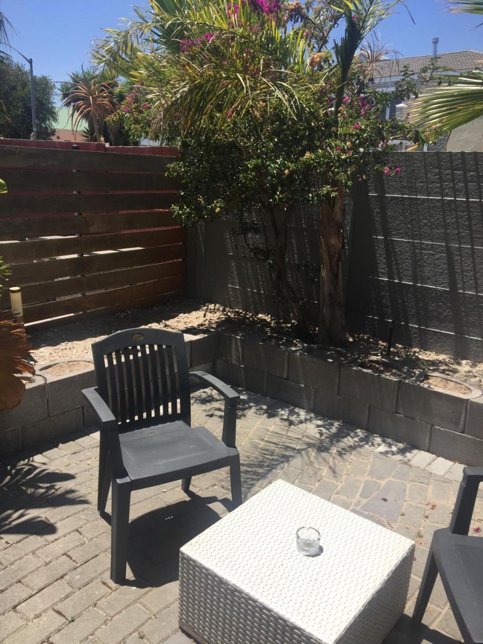 Capetown 4U Guesthouse Bloubergstrand Exteriör bild